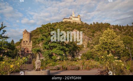 Marksburg und der Kriegerdenkmal-Turm, Blick vom Rosengarten am Rheinufer Stockfoto