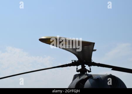 Alten Hubschrauber Felder sprühen. Hubschrauber Spritzen Dünger. Stockfoto