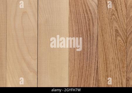 IBVermacktes Bild von Naturholz aus zwei Sorten mit ausgeprägter Holzstruktur. Draufsicht, Nahaufnahme. Stockfoto