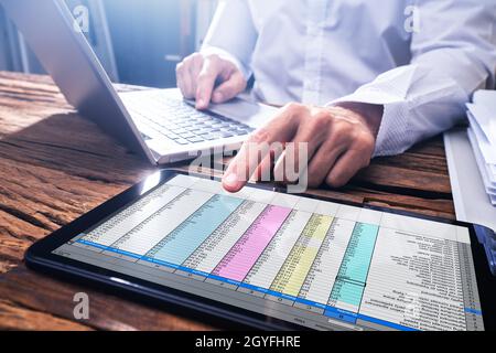 Elektronische Tabelle Auf Analyst Computer Mit Tablet Stockfoto
