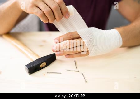 Hand- Und Fingerverband Nach Hammerunfall. Verletzter Fingernagel Stockfoto