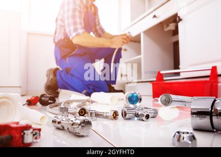 Klempner Reinigung Küchenrohr Mit Werkzeugen. Abwasserwartung Stockfoto