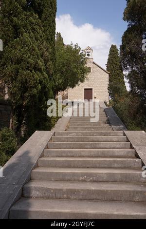 Treppe zur Kirche der Muttergottes von Bethlehem auf dem Marjan-Hügel, Split, Kroatien 2020 Stockfoto