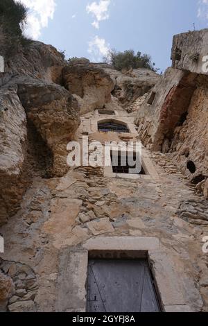 Nahaufnahme einer Einsiedelhöhle in der Umgebung von Split, Kroatien 2020 Stockfoto