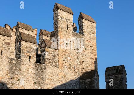 Mittelalterliche Steinburg Scaliger (Castello Scaligero) am Gardasee, Provinz Brescia, Sirmione, Italien Stockfoto