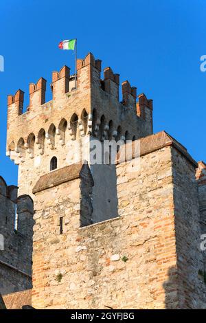 Mittelalterliche Steinburg Scaliger (Castello Scaligero) am Gardasee, Provinz Brescia, Sirmione, Italien Stockfoto