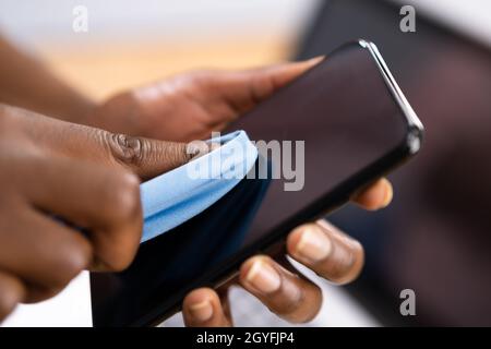 Afrikanische Handreinigung Mobiltelefon Oder Smartphone Stockfoto