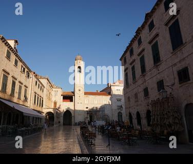 Dubrovnik Hauptstraße mit dem berühmten Uhrenturm im Hintergrund, Kroatien 2020 Stockfoto