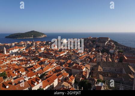 Blick von der Stadtmauer von Dubrovnik auf die Altstadt, Kroatien 2020 Stockfoto