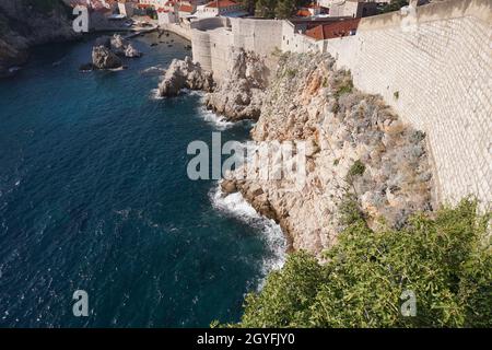 Atemberaubender Blick von der Stadtmauer von Dubrovnik auf das Mittelmeer, Kroatien 2020 Stockfoto