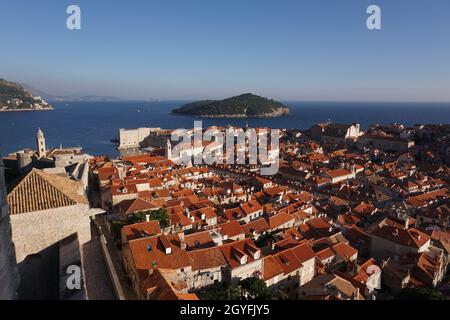 Blick von der Stadtmauer von Dubrovnik auf die Altstadt, Kroatien 2020 Stockfoto