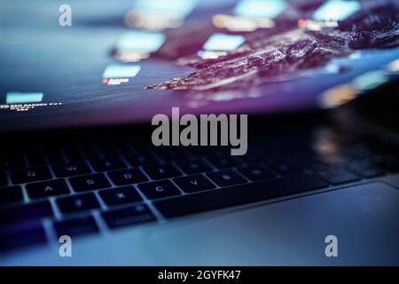 Leuchtendes blaues Bild der Laptop-Tastatur. Drehort: Präfektur kanagawa, Yokohama-Stadt Stockfoto