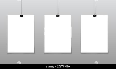 Set von 2 blanken Plakaten, die an einem Faden mit schwarzen Clipsan einer Wand als minimalistisches Stil Portfolio hängen, Galerie Präsentationskonzept. 3d-Illustration Stockfoto