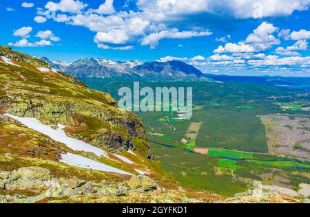 Schönes Tal Landschaft Panorama Norwegen von Hydalen Hemsedal mit Schnee in den Bergen im Sommer. Stockfoto