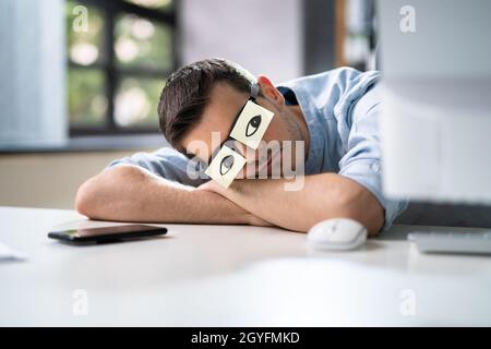 Müde, Unglücklicher Geschäftsmann, Der Im Büro Schläft. Gelangweilter Mann Stockfoto