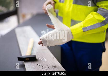 Hand- Und Fingerverband Nach Hammerunfall. Verletzter Fingernagel Stockfoto