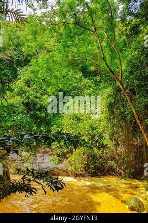 Wang Sao Thong Wasserfall im tropischen Regenwald zur Regenzeit auf Koh Samui in Surat Thani Thailand. Stockfoto