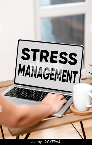 Text mit Inspiration Stress Management, Word geschrieben über Lernmethoden des Verstehens und Denkens, die Stress reduzieren Online Jobs und Remote arbeiten Stockfoto