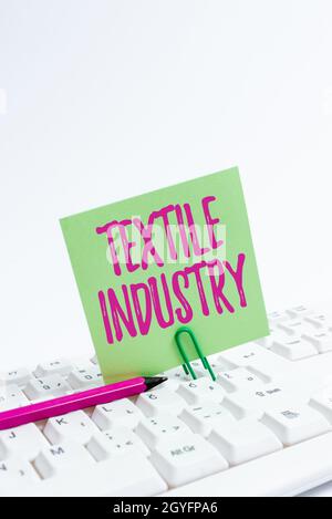 Handschriftschild Textile Industrie, Internet-Konzept Produktion und Vertrieb von Garn Tuch und Kleidung Computer Laptop für Kommunikation Typisierung N Stockfoto