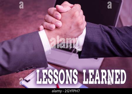 Schreiben Text anzeigen Lessons learned, Business Idea das Wissen oder Verständnis gewonnen durch Erfahrung zwei professionell gut gekleidet Corporate Bus Stockfoto