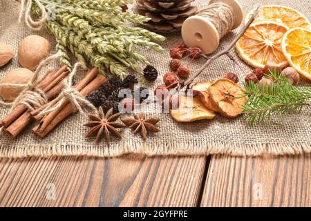 Getrocknete Blumen für die Kreativität der Kinder. Natürliches Material für Öko-Design. Keine Verschwendung. Umweltfreundliche Verpackung für Geschenke mit eigenen Händen. Stockfoto