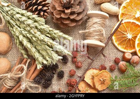 Getrocknete Blumen für die Kreativität der Kinder. Natürliches Material für Öko-Design. Keine Verschwendung. Umweltfreundliche Verpackung für Geschenke mit eigenen Händen. Stockfoto