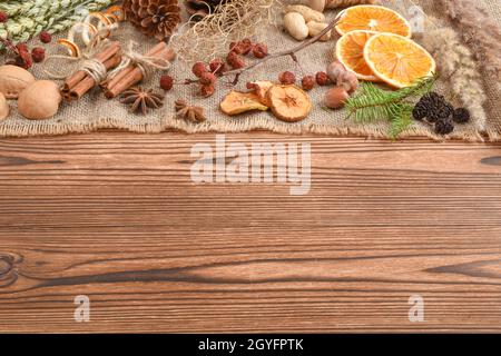 Getrocknete Blumen für die Kreativität der Kinder. Natürliches Material für Öko-Design. Keine Verschwendung. Umweltfreundliche Verpackung für Geschenke mit eigenen Händen. Stockfoto