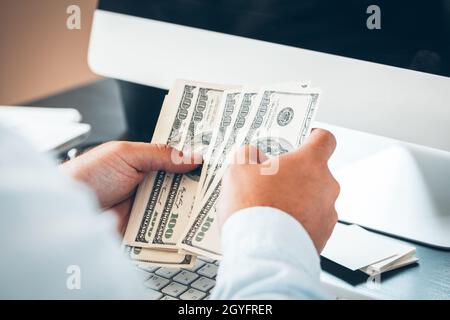 Kaukasische Hände zählen Dollar-Banknoten Stockfoto