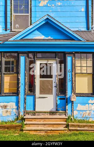 Stadtgebäude mit abgebrockter blauer und weißer Farbe an Haus und Briefkasten von 615 Stockfoto