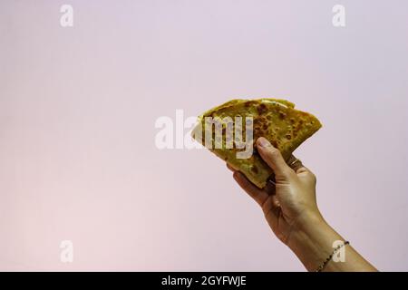 Paratha kann einfach oder gefüllt sein. Der Paratha besteht hauptsächlich aus maida oder Weizenmehl. Dieser Paratha hat Gemüsepüree. Stockfoto