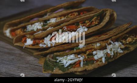 Paratha kann einfach oder gefüllt sein. Der Paratha besteht hauptsächlich aus maida oder Weizenmehl. Dieser Paratha hat Gemüsepüree. Stockfoto