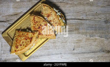 Paratha kann einfach oder gefüllt sein. Der Paratha besteht hauptsächlich aus maida oder Weizenmehl. Dieser Paratha hat Gemüsepüree. Stockfoto