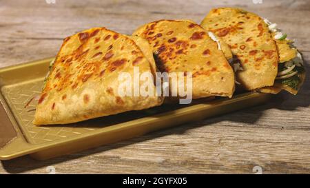 Paratha kann einfach oder gefüllt sein. Der Paratha besteht hauptsächlich aus maida oder Weizenmehl. Dieser Paratha hat Gemüsepüree. Stockfoto