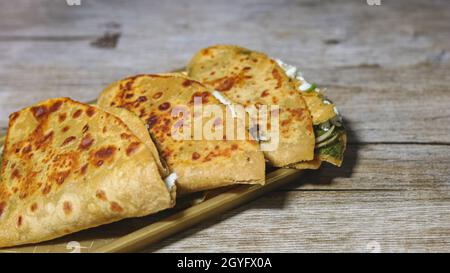 Paratha kann einfach oder gefüllt sein. Der Paratha besteht hauptsächlich aus maida oder Weizenmehl. Dieser Paratha hat Gemüsepüree. Stockfoto