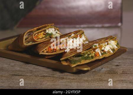 Paratha kann einfach oder gefüllt sein. Der Paratha besteht hauptsächlich aus maida oder Weizenmehl. Dieser Paratha hat Gemüsepüree. Stockfoto