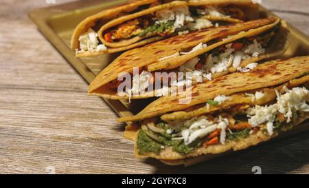 Paratha kann einfach oder gefüllt sein. Der Paratha besteht hauptsächlich aus maida oder Weizenmehl. Dieser Paratha hat Gemüsepüree. Stockfoto