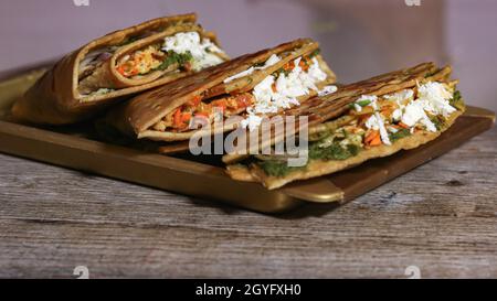 Paratha kann einfach oder gefüllt sein. Der Paratha besteht hauptsächlich aus maida oder Weizenmehl. Dieser Paratha hat Gemüsepüree. Stockfoto