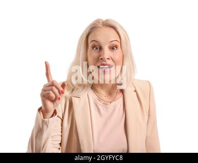 Überrascht reife Frau mit erhobenem Zeigefinger auf weißem Hintergrund Stockfoto