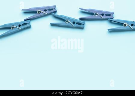 Kunststoff-Wäscheklammern auf blauem Hintergrund Stockfoto
