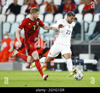 Turin, Italien. Oktober 2021. Der französische Theo Hernandez (R) steht mit dem belgischen Kevin De Bruyne während des Halbfinales der UEFA Nations League zwischen Belgien und Frankreich in Turin, Italien, am 7. Oktober 2021, im Spiel. Quelle: Str/Xinhua/Alamy Live News Stockfoto