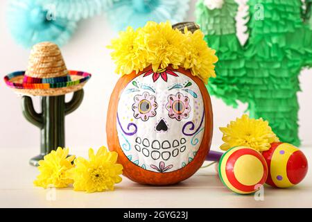 Kürbis mit bemaltem Schädel auf weißem Hintergrund. Feier des mexikanischen Tages der Toten (El Dia de Muertos) Stockfoto