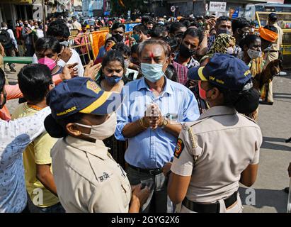 Mumbai, Indien. Oktober 2021. Eifrige Anhänger stehen in einer Schlange, um den Mumbadevi-Tempel während der Wiedereröffnung des Tempels zu betreten.die Brihanmumbai Municipal Corporation (BMC) hat allen religiösen Stätten erlaubt, nach der Sperrung aufgrund des Coronavirus wieder für Gläubige zu beten. Kredit: SOPA Images Limited/Alamy Live Nachrichten Stockfoto