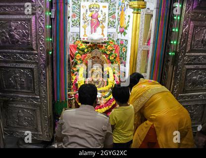 Mumbai, Indien. Oktober 2021. Gläubige, die während der Wiedereröffnung des Tempels im Mumbadevi-Tempel Gebete anboten.die Brihanmumbai Municipal Corporation (BMC) hat es allen religiösen Stätten erlaubt, nach der Sperrung aufgrund des Coronavirus wieder für Gläubige zu beten. Kredit: SOPA Images Limited/Alamy Live Nachrichten Stockfoto