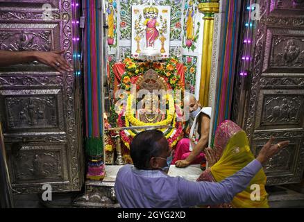 Mumbai, Indien. Oktober 2021. Gläubige, die während der Wiedereröffnung des Tempels im Mumbadevi-Tempel Gebete anboten.die Brihanmumbai Municipal Corporation (BMC) hat es allen religiösen Stätten erlaubt, nach der Sperrung aufgrund des Coronavirus wieder für Gläubige zu beten. Kredit: SOPA Images Limited/Alamy Live Nachrichten Stockfoto