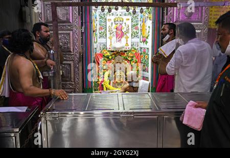 Mumbai, Indien. Oktober 2021. Während der Wiedereröffnung des Tempels stehen Priester im Mumbadevi-Tempel.die Brihanmumbai Municipal Corporation (BMC) hat allen religiösen Stätten erlaubt, nach der Sperrung aufgrund des Coronavirus wieder für Anhänger zu beten. Kredit: SOPA Images Limited/Alamy Live Nachrichten Stockfoto