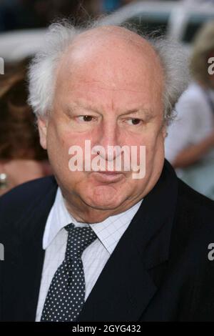 Bobby Zarem nimmt am 4. Mai 2006 an der Eröffnungsnacht von „Faith Healer“ im Booth Theatre in New York City Teil. Foto: Henry McGee/MediaPunch Stockfoto