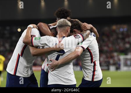 Texas, USA. 7. Oktober 2021: Das US-Team umarmt sich nach dem ersten Ergebnis der zweiten Halbzeit von Ricardo Pepi in der zweiten Hälfte des Fußballmatches der US-amerikanischen Men's National Team (UNMNT) im 2. Quartal in Austin. Die Serie ist ein WM-Qualifikationsspiel. Kredit: Bob Daemmrich/Alamy Live Nachrichten Stockfoto