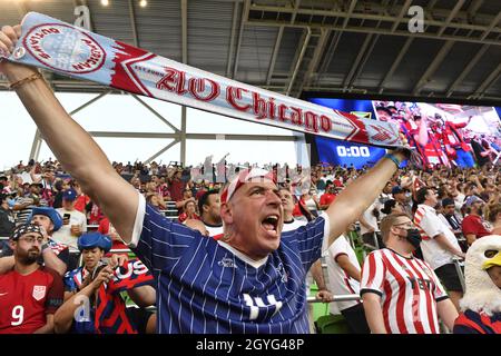 Texas, USA. 7. Oktober 2021: Ein US-Fan ruft seine Unterstützung in der zweiten Hälfte des Fußballmatches der US-Nationalmannschaft (UNMNT) im Austin's Q2 Stadium an. Die Serie ist ein WM-Qualifikationsspiel. Die USA schlagen Jamaika, 2:0. Kredit: Bob Daemmrich/Alamy Live Nachrichten Stockfoto