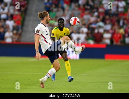 Texas, USA. 7. Oktober 2021: Der US-Amerikaner WALKER ZIMMERMAN (3) spielt den Ball, während SHAMAR NICHOLSON (11) aus Jamaika in der ersten Halbzeit beim Fußballspiel der US-Nationalmannschaft (UNMNT) im Austin's Q2 Stadium mitspielt. Die Serie ist ein WM-Qualifikationsspiel. Kredit: Bob Daemmrich/Alamy Live Nachrichten Stockfoto