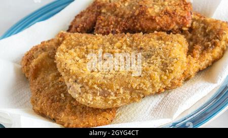 Frittierte panierte Schweinekoteletts aus nächster Nähe auf dem Teller Stockfoto